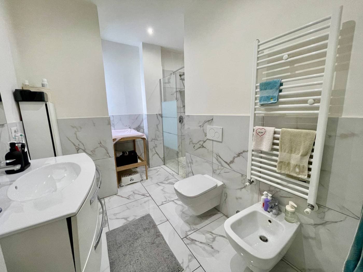 Appartamento ristrutturato con terrazza in Via di Boccea — Bagno e lavanderia 2