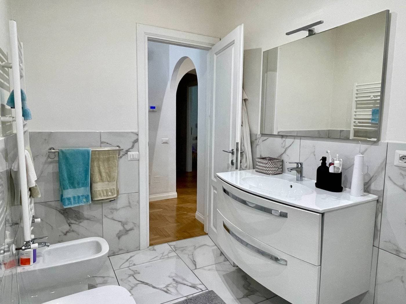 Appartamento ristrutturato con terrazza in Via di Boccea — Bagno e lavanderia 1