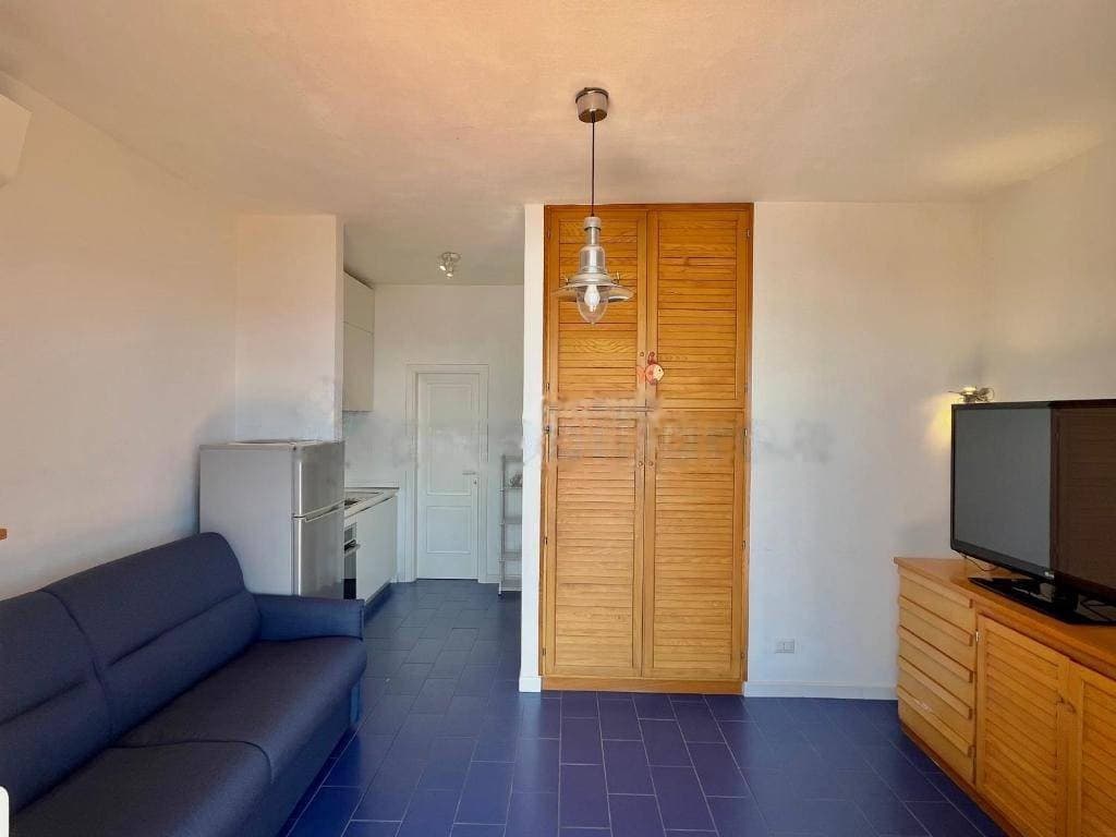 Bilocale vista mare a Cala Piccola, Le Roccette — Soggiorno e cucina 2