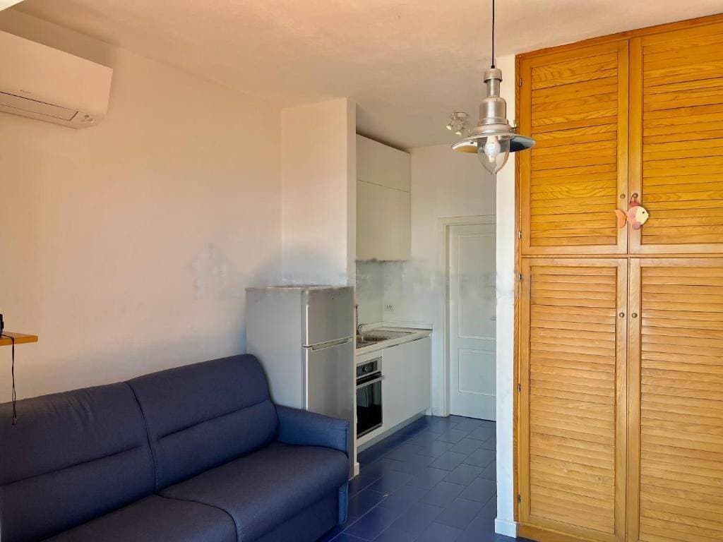 Bilocale vista mare a Cala Piccola, Le Roccette — Soggiorno e cucina 3