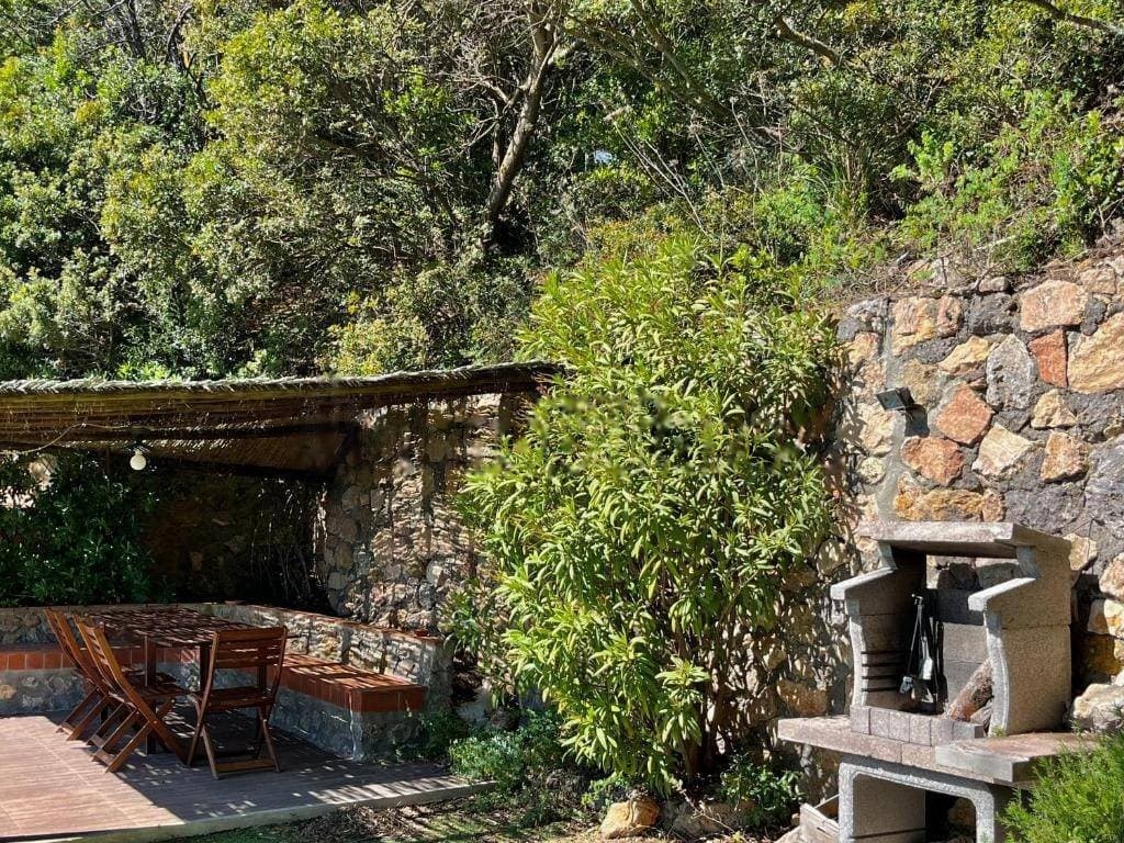 Bilocale vista mare a Cala Piccola, Le Roccette — Giardino e barbecue 3