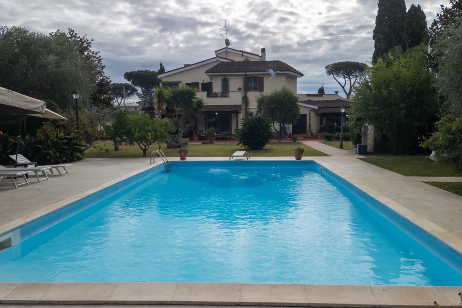 Villa con dependance, piscina e parco privato — Vista aerea 4