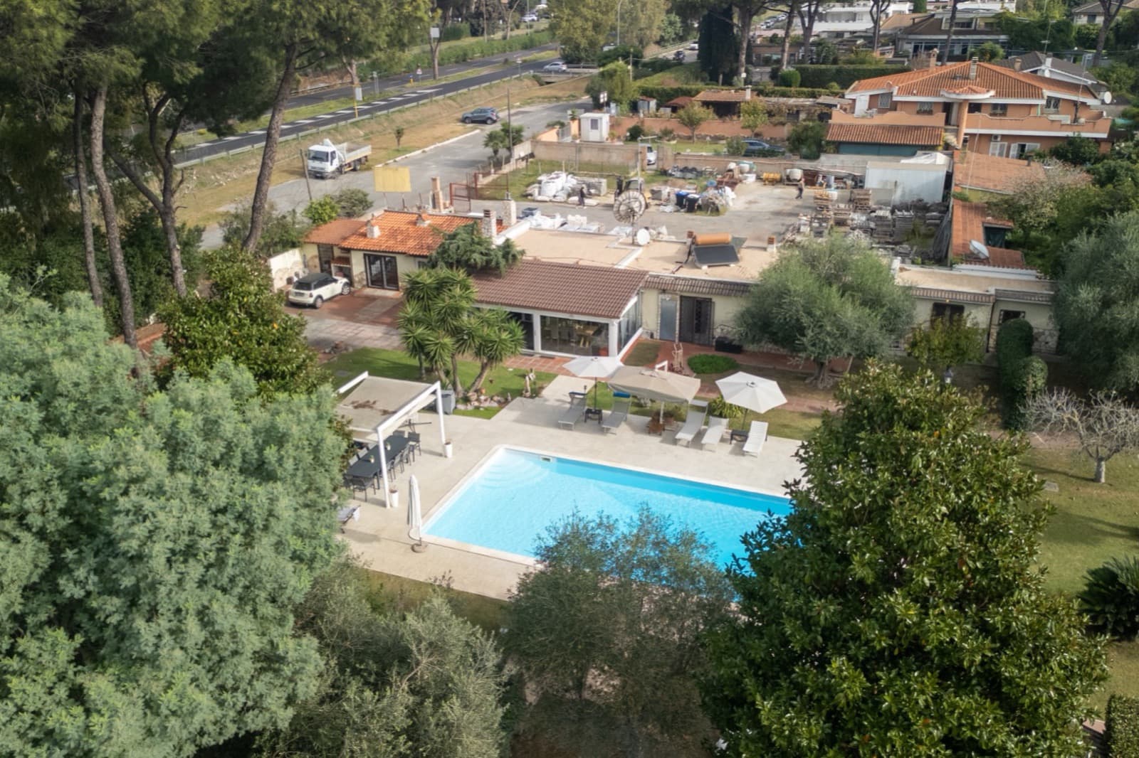 Villa con dependance, piscina e parco privato — Vista aerea 5