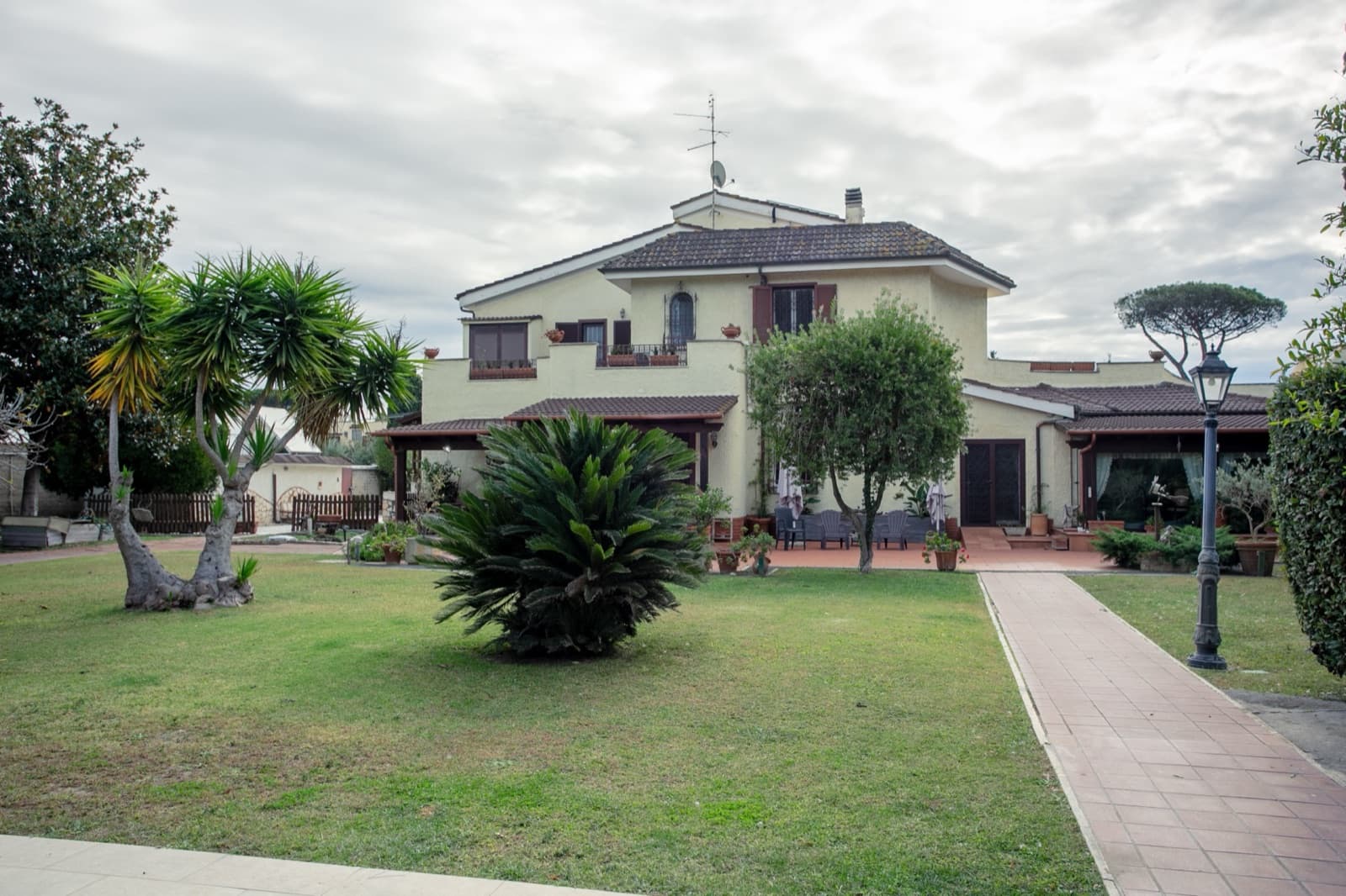 Villa con dependance, piscina e parco privato