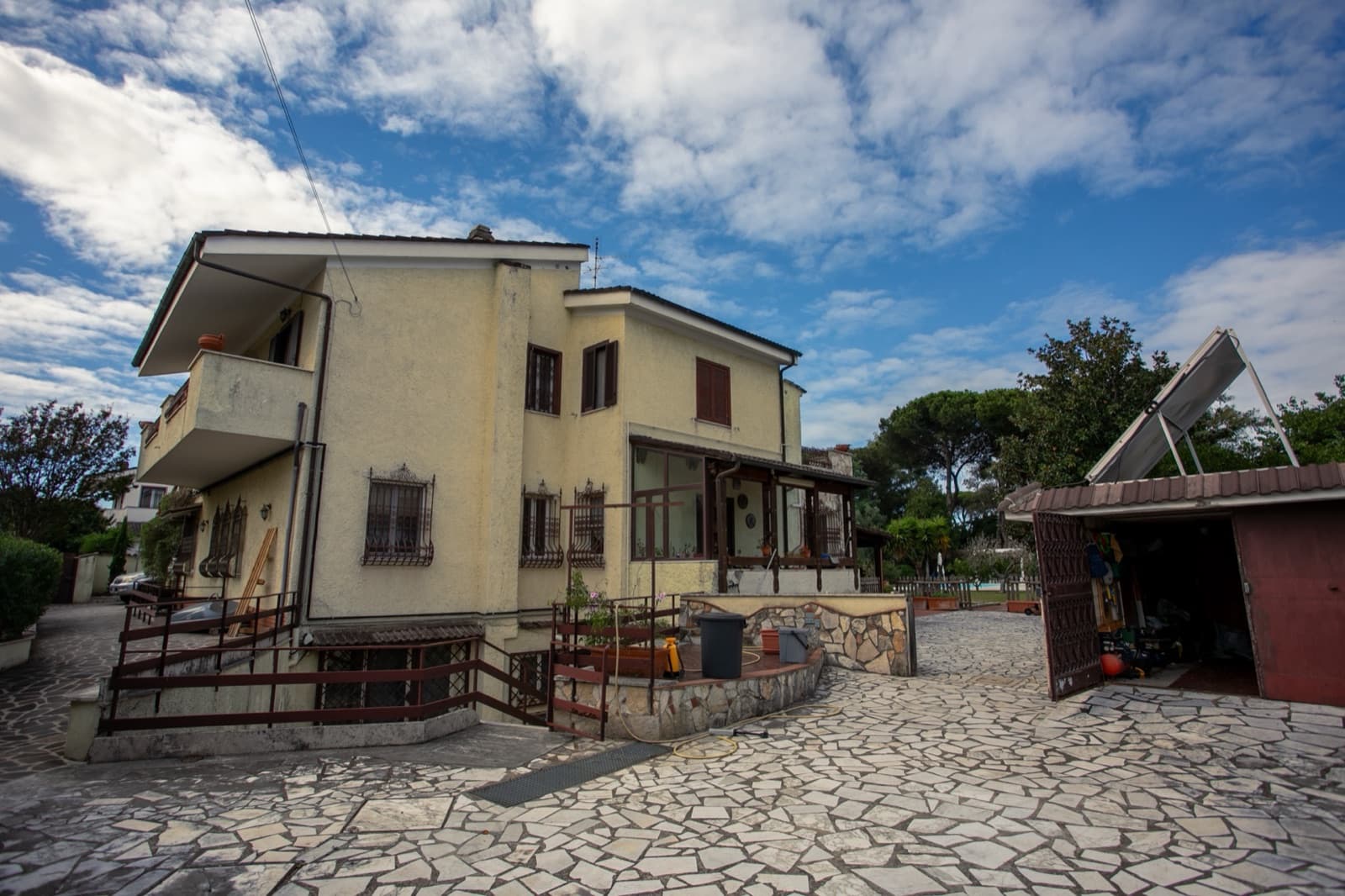 Villa con dependance, piscina e parco privato — Esterno e ingressi 1