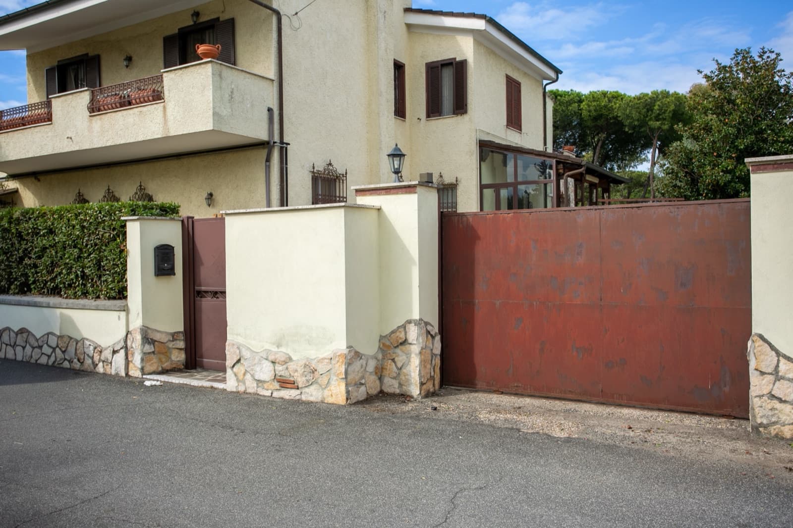 Villa con dependance, piscina e parco privato — Esterno e ingressi 2