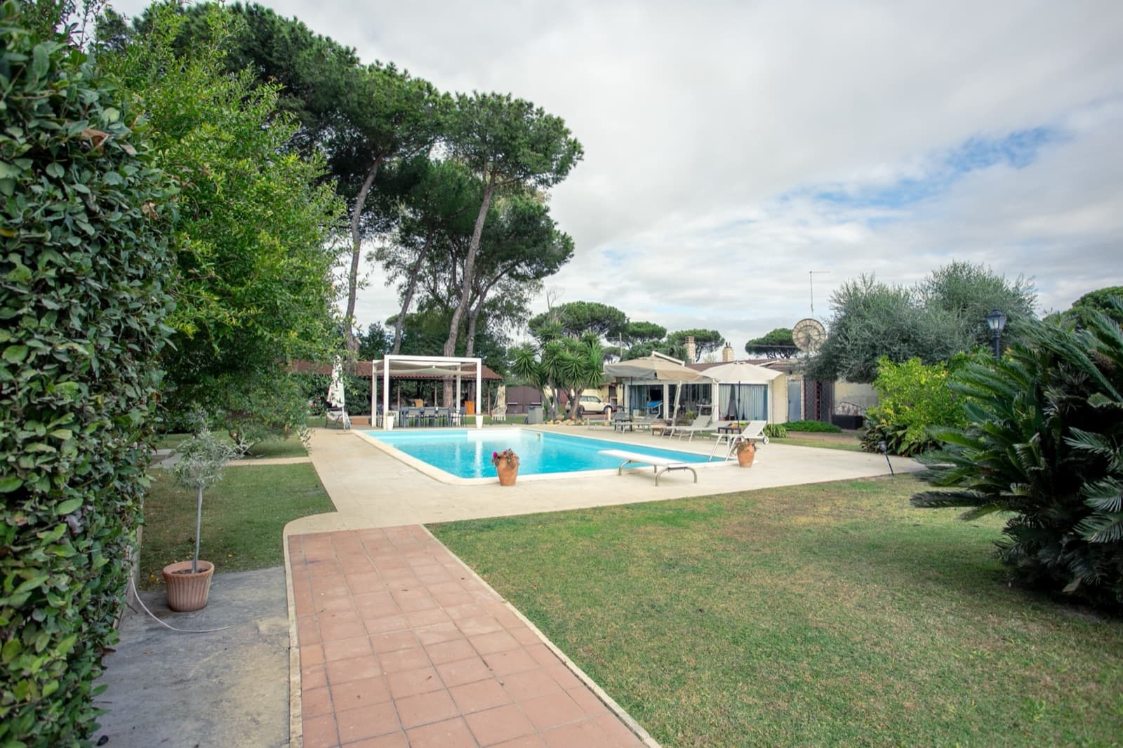 Villa con dependance, piscina e parco privato