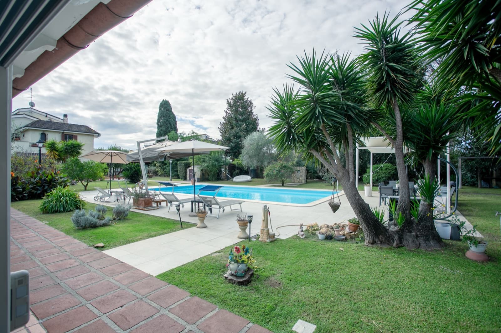 Villa con dependance, piscina e parco privato — Piscina e parco 5
