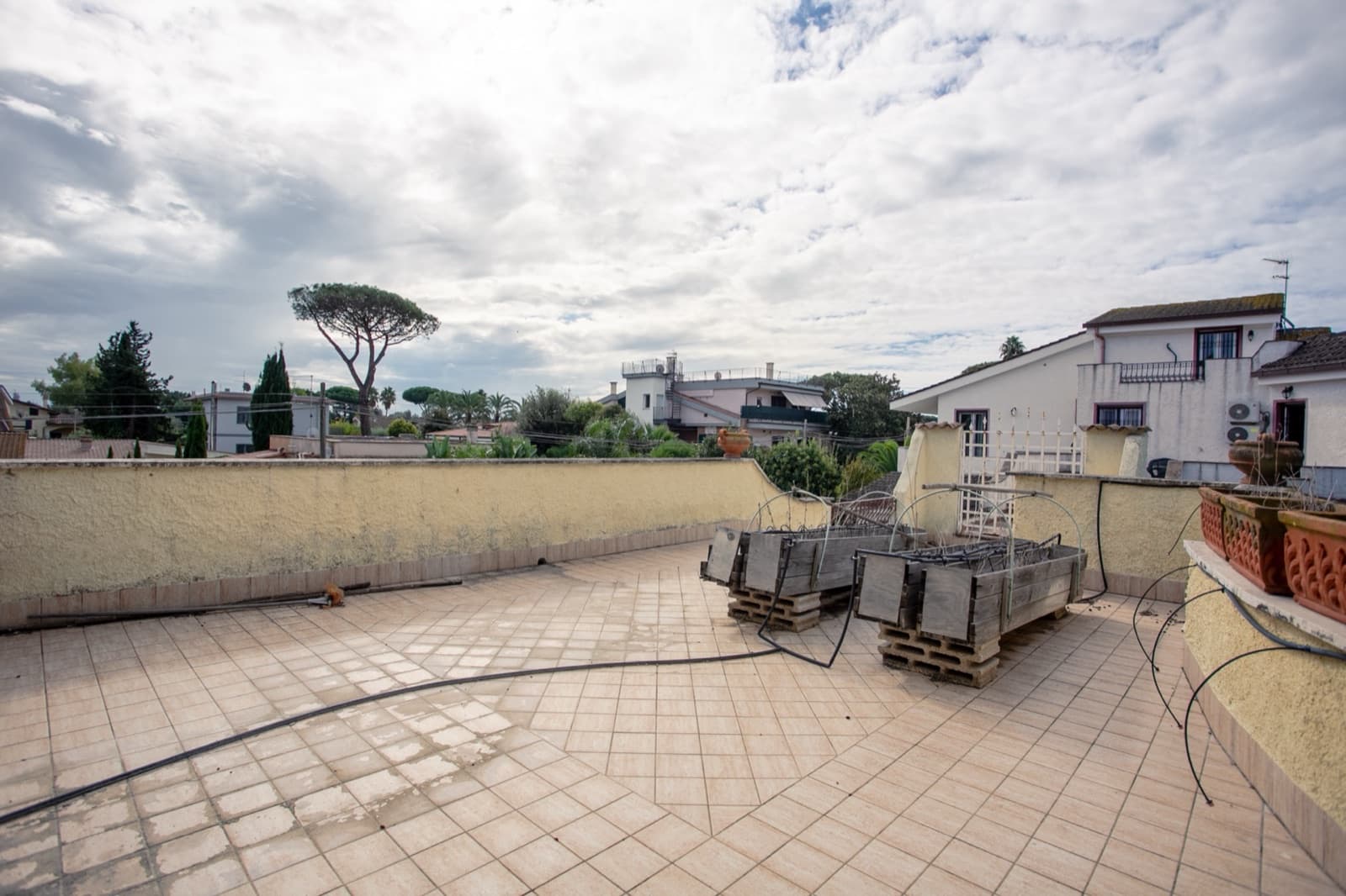 Villa con dependance, piscina e parco privato — Terrazze e portici 3